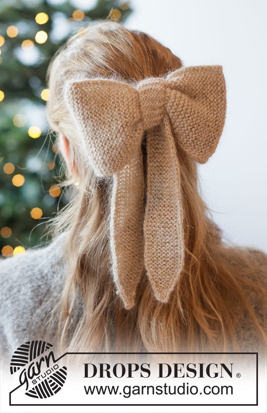 Yuletide Ribbon / DROPS Extra 0-1631 - Strikket sløjfe / julepynt i DROPS Flora, DROPS Kid-Silk og DROPS Glitter. Arbejdet strikkes fra side til side i retstrik med i-cord. Tema: Jul.