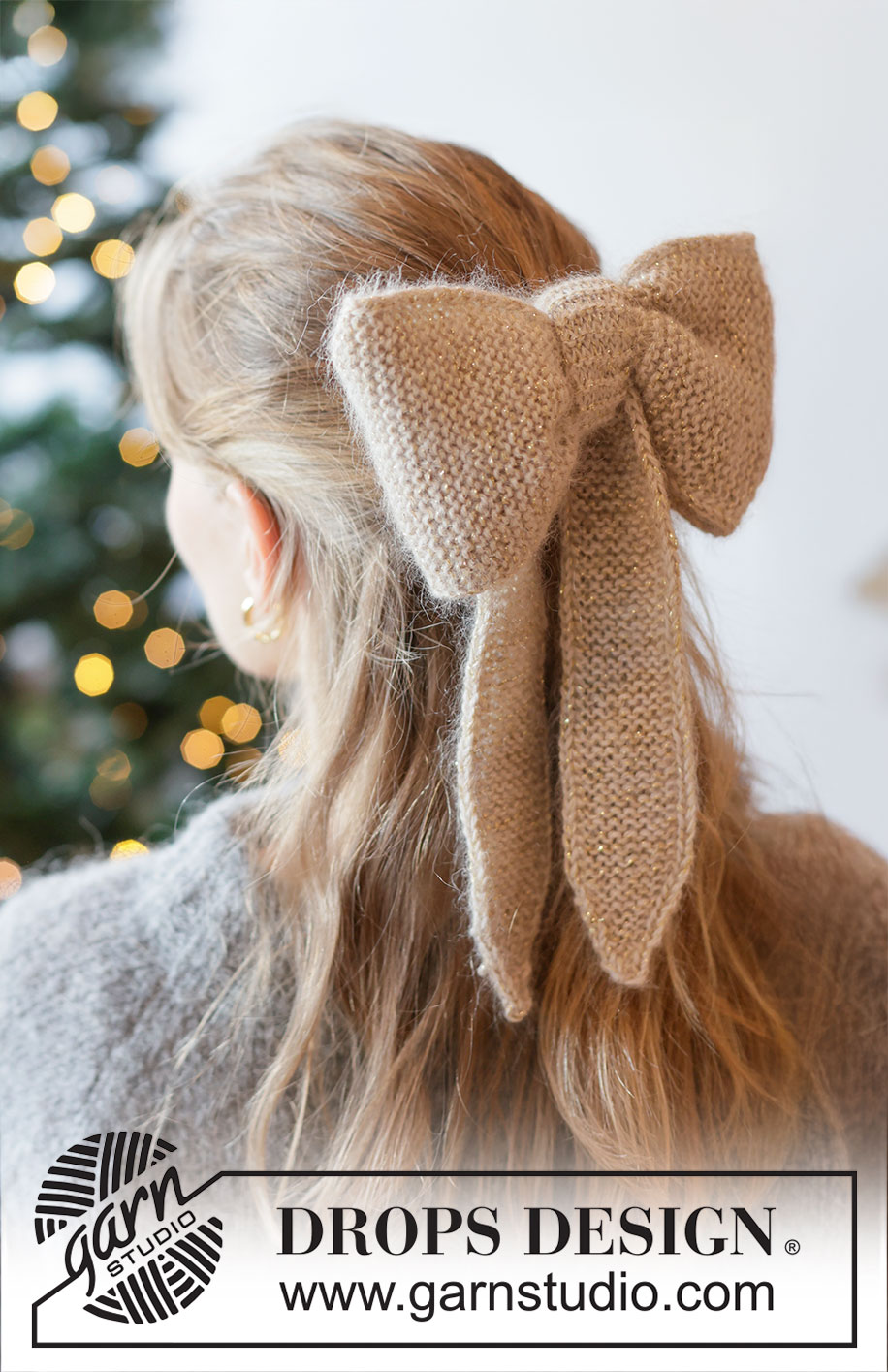 Yuletide Ribbon / DROPS Extra 0-1631 - Strikket sløjfe / julepynt i DROPS Flora, DROPS Kid-Silk og DROPS Glitter. Arbejdet strikkes fra side til side i retstrik med i-cord. Tema: Jul.