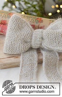 Yuletide Ribbon / DROPS Extra 0-1631 - Strikket sløjfe / julepynt i DROPS Flora, DROPS Kid-Silk og DROPS Glitter. Arbejdet strikkes fra side til side i retstrik med i-cord. Tema: Jul.
