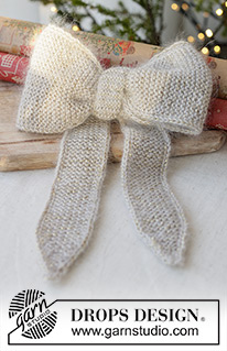 Yuletide Ribbon / DROPS Extra 0-1631 - Strikket sløjfe / julepynt i DROPS Flora, DROPS Kid-Silk og DROPS Glitter. Arbejdet strikkes fra side til side i retstrik med i-cord. Tema: Jul.