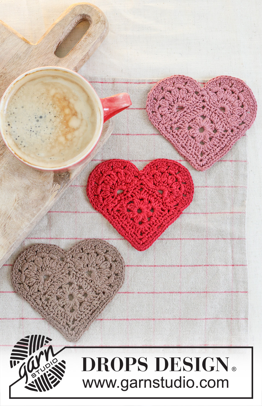 Jolly Heart Coasters / DROPS Extra 0-1632 - Cœur / Dessous de verre crocheté en DROPS Safran. Thème: Noël.