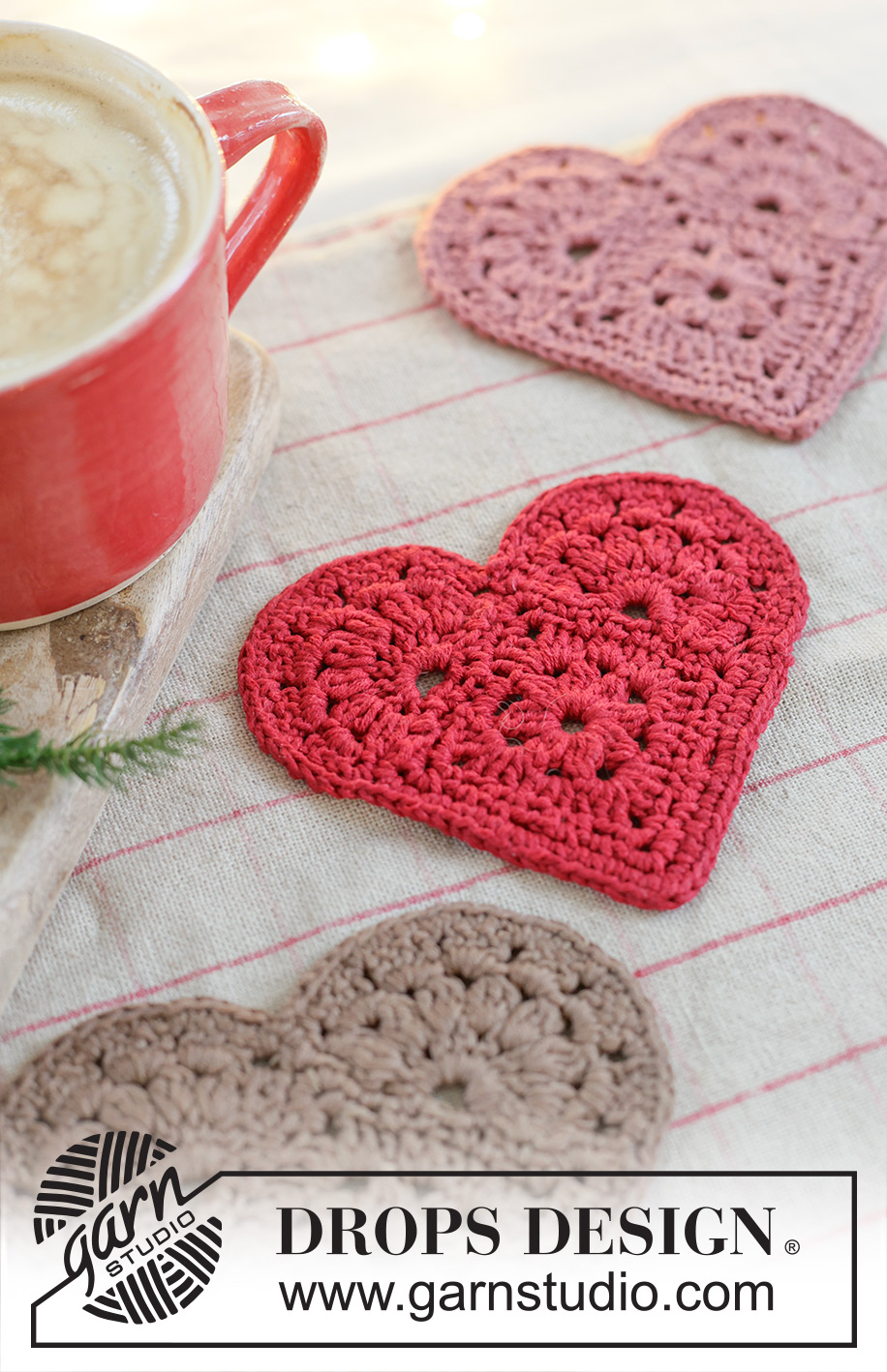 Jolly Heart Coasters / DROPS Extra 0-1632 - Cœur / Dessous de verre crocheté en DROPS Safran. Thème: Noël.