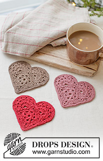 Jolly Heart Coasters / DROPS Extra 0-1632 - Cœur / Dessous de verre crocheté en DROPS Safran. Thème: Noël.