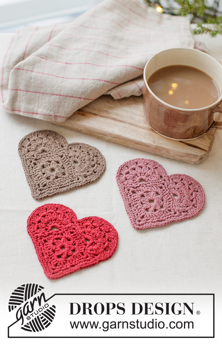 Jolly Heart Coasters / DROPS Extra 0-1632 - Cœur / Dessous de verre crocheté en DROPS Safran. Thème: Noël.