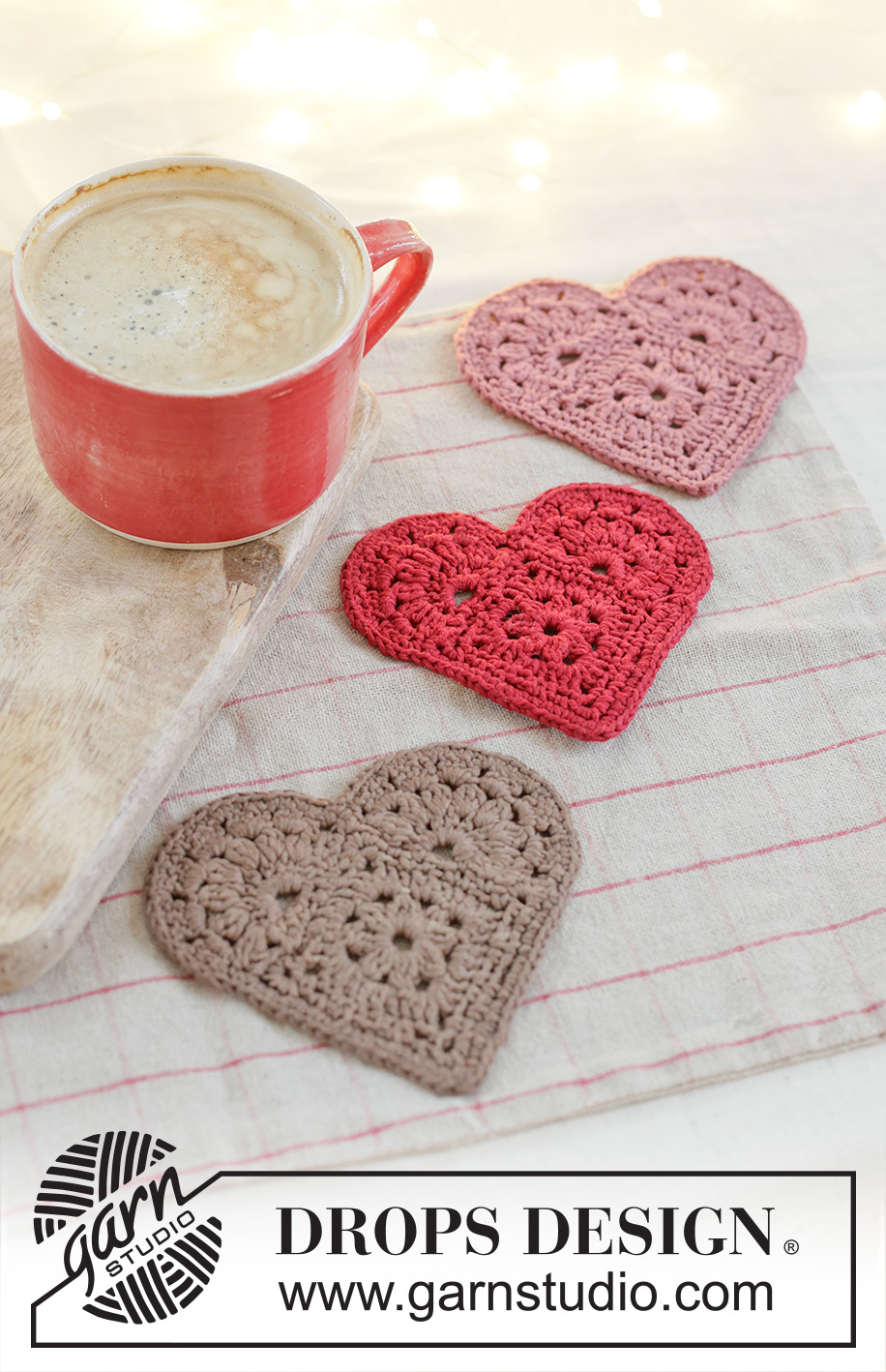 Jolly Heart Coasters / DROPS Extra 0-1632 - Cœur / Dessous de verre crocheté en DROPS Safran. Thème: Noël.