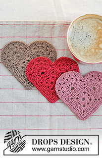 Jolly Heart Coasters / DROPS Extra 0-1632 - Cœur / Dessous de verre crocheté en DROPS Safran. Thème: Noël.