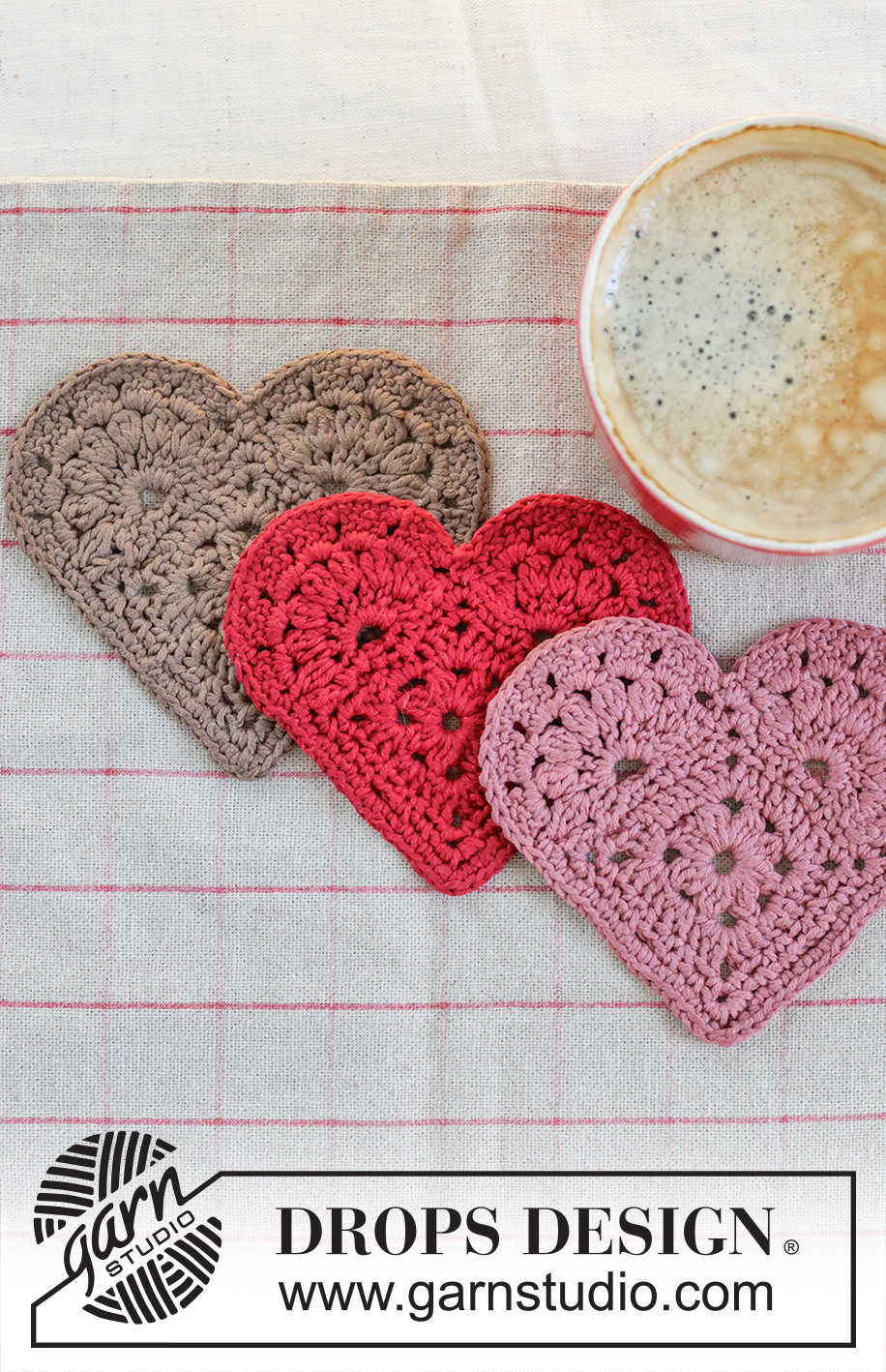 Jolly Heart Coasters / DROPS Extra 0-1632 - Cœur / Dessous de verre crocheté en DROPS Safran. Thème: Noël.