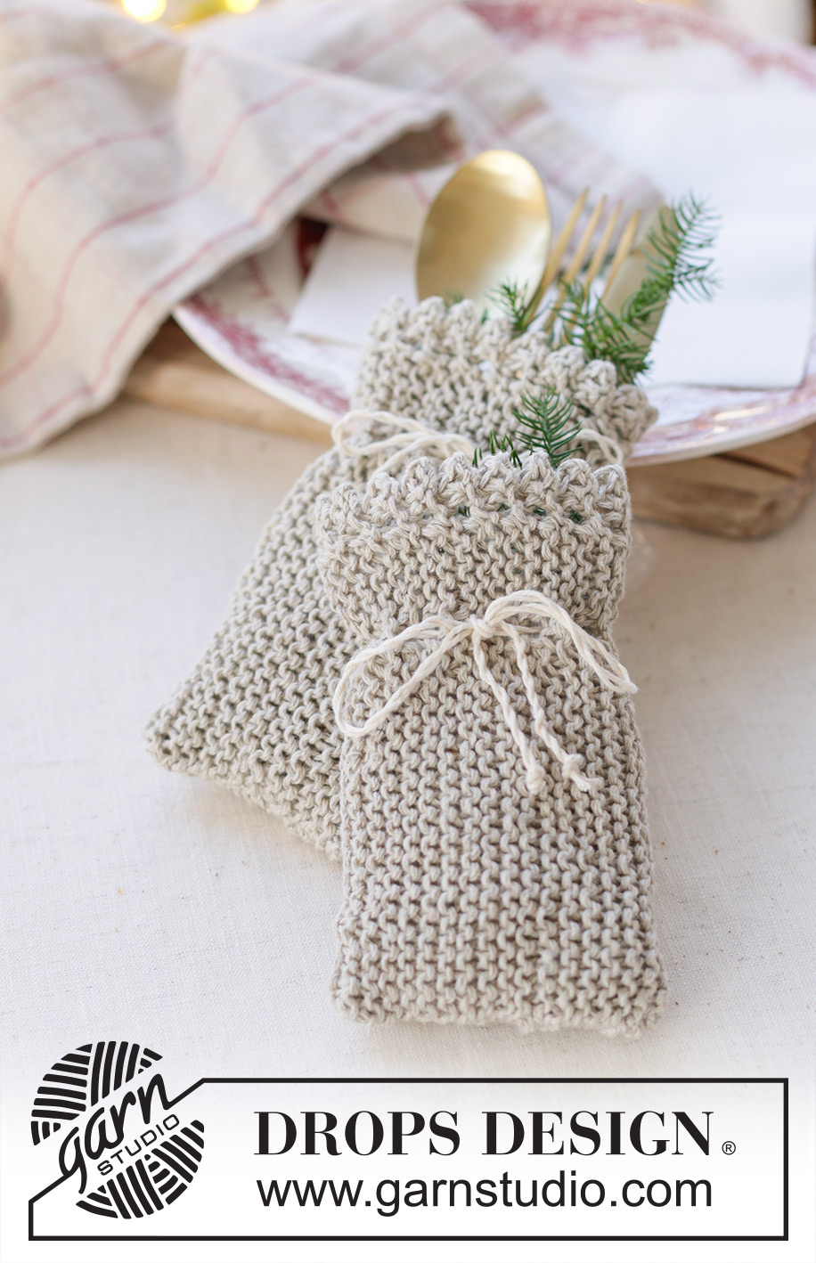 Santa's Silverware Bags / DROPS Extra 0-1634 - Strikket bestikholder i DROPS Bomuld-Lin. Arbejdet strikkes frem og tilbage i retstrik med picotkant. Tema: Jul.