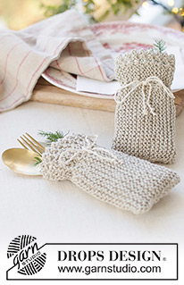Santa's Silverware Bags / DROPS Extra 0-1634 - Strikket bestikholder i DROPS Bomuld-Lin. Arbejdet strikkes frem og tilbage i retstrik med picotkant. Tema: Jul.