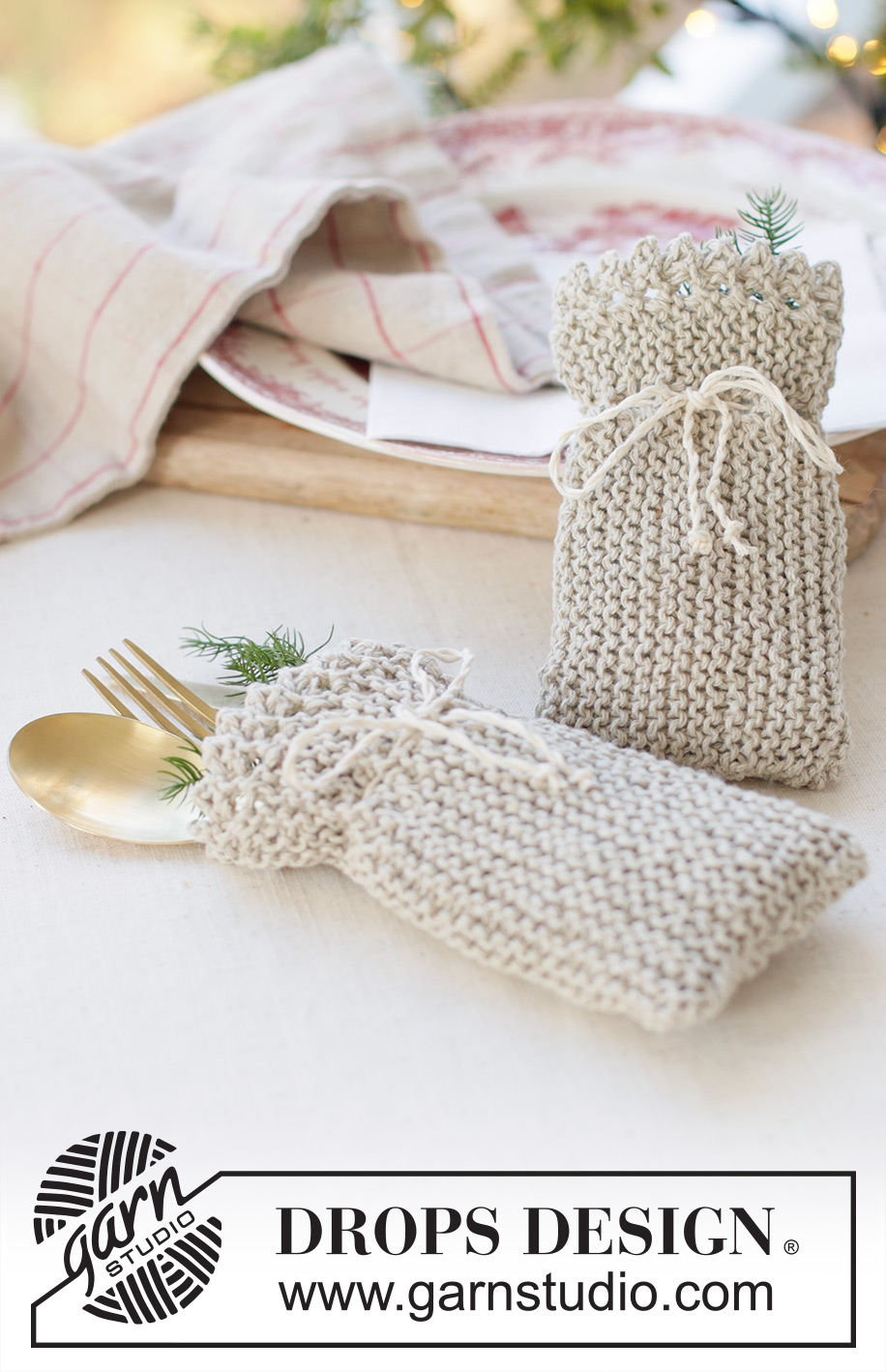 Santa's Silverware Bags / DROPS Extra 0-1634 - Strikket bestikholder i DROPS Bomuld-Lin. Arbejdet strikkes frem og tilbage i retstrik med picotkant. Tema: Jul.