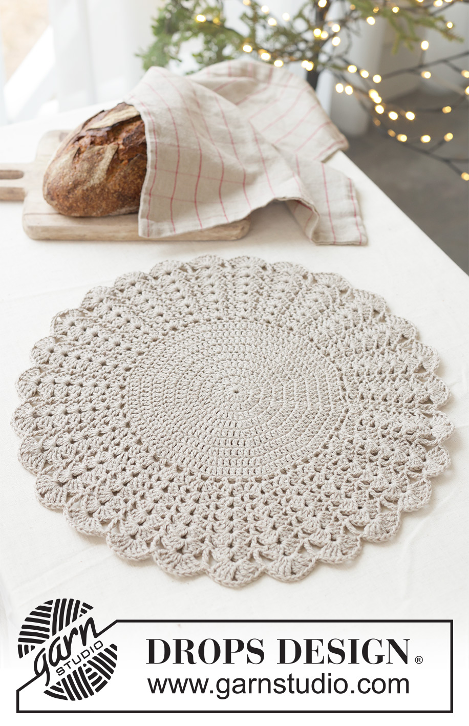 Snowflake Lace Doily / DROPS Extra 0-1635 - Gehaakte placemat in DROPS Belle. Het werk wordt in de rondte gehaakt, vanuit het midden naar buiten toe, met stokjes en waaierpatroon. Thema: Kerst.