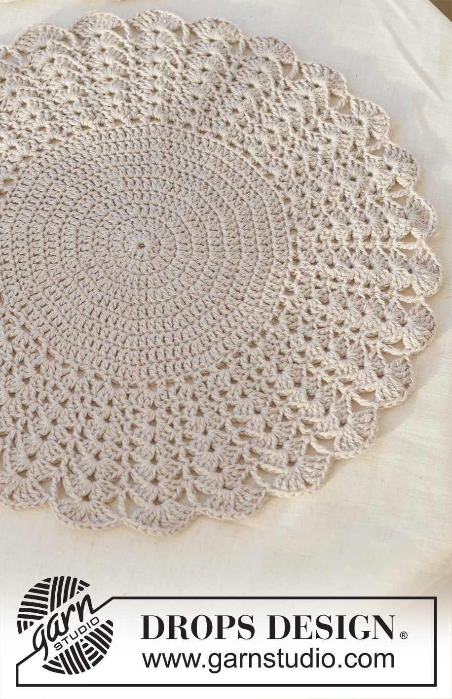 Snowflake Lace Doily / DROPS Extra 0-1635 - Gehaakte placemat in DROPS Belle. Het werk wordt in de rondte gehaakt, vanuit het midden naar buiten toe, met stokjes en waaierpatroon. Thema: Kerst.