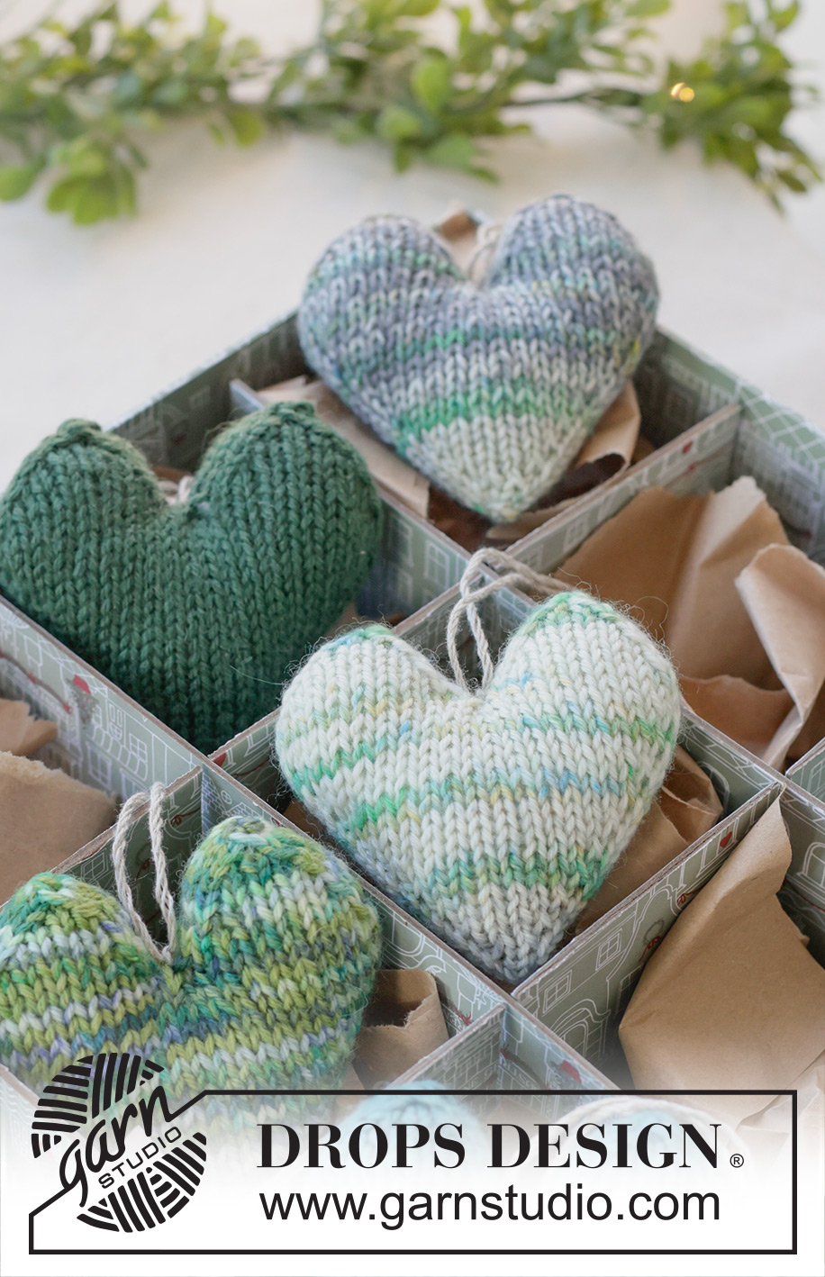 Winter Pine Hearts / DROPS Extra 0-1636 - Knitted heart/Christmas decoration in DROPS Fiesta. Work piece in the round in stocking stitch, bottom up. Theme: Christmas.