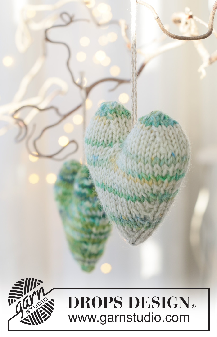 Winter Pine Hearts / DROPS Extra 0-1636 - Knitted heart/Christmas decoration in DROPS Fiesta. Work piece in the round in stocking stitch, bottom up. Theme: Christmas.