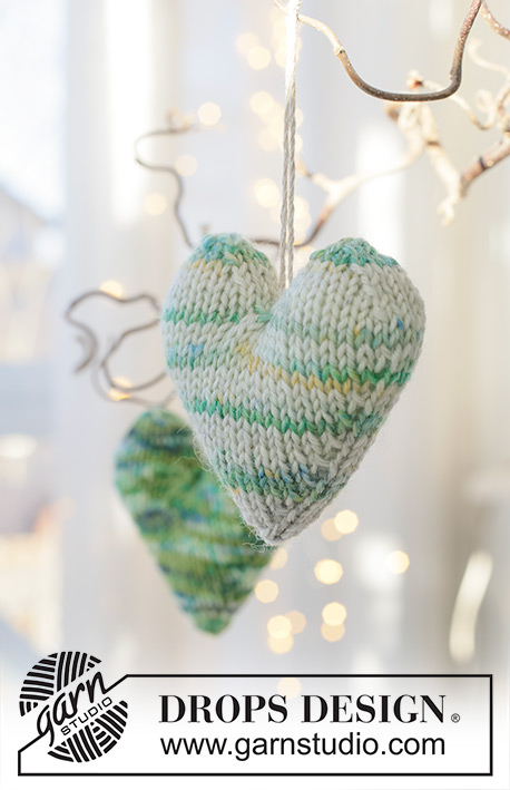 Winter Pine Hearts / DROPS Extra 0-1636 - Knitted heart/Christmas decoration in DROPS Fiesta. Work piece in the round in stocking stitch, bottom up. Theme: Christmas.
