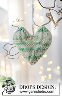 Winter Pine Hearts / DROPS Extra 0-1636 - Knitted heart/Christmas decoration in DROPS Fiesta. Work piece in the round in stocking stitch, bottom up. Theme: Christmas.