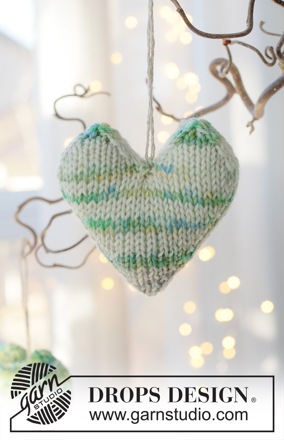 Winter Pine Hearts / DROPS Extra 0-1636 - Knitted heart/Christmas decoration in DROPS Fiesta. Work piece in the round in stocking stitch, bottom up. Theme: Christmas.