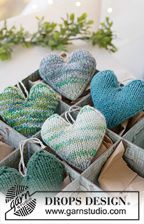 Winter Pine Hearts / DROPS Extra 0-1636 - Knitted heart/Christmas decoration in DROPS Fiesta. Work piece in the round in stocking stitch, bottom up. Theme: Christmas.
