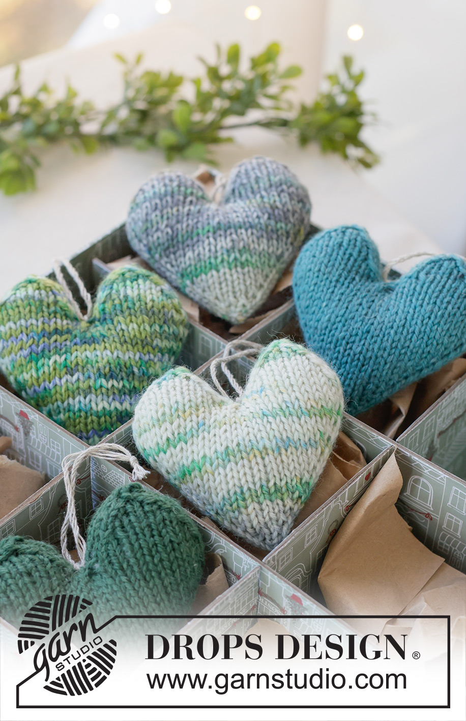 Winter Pine Hearts / DROPS Extra 0-1636 - Knitted heart/Christmas decoration in DROPS Fiesta. Work piece in the round in stocking stitch, bottom up. Theme: Christmas.