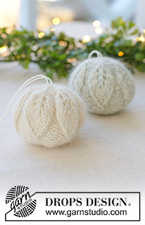 Winter Whisper Baubles / DROPS Extra 0-1638 - Knitted Christmas tree ball in DROPS Lima and DROPS Kid-Silk. Piece is knitted with leaf pattern. Theme: Christmas.
