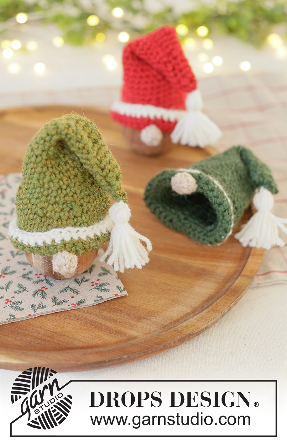 Kris Kringle Egg Caps / DROPS Extra 0-1640 - Crocheted egg warmer / Santa hat with tassel in DROPS Lima. Theme: Christmas.