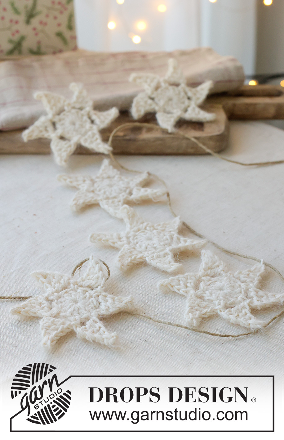 Milky Way Garland / DROPS Extra 0-1642 - Stella / decorazione di Natale in DROPS Muskat e DROPS Brushed Alpaca Silk. Lavorata in tondo dal centro verso l’esterno. Tema: Natale.