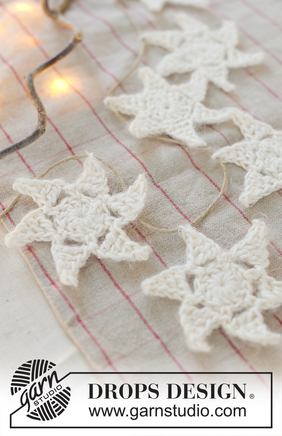 Milky Way Garland / DROPS Extra 0-1642 - Stella / decorazione di Natale in DROPS Muskat e DROPS Brushed Alpaca Silk. Lavorata in tondo dal centro verso l’esterno. Tema: Natale.