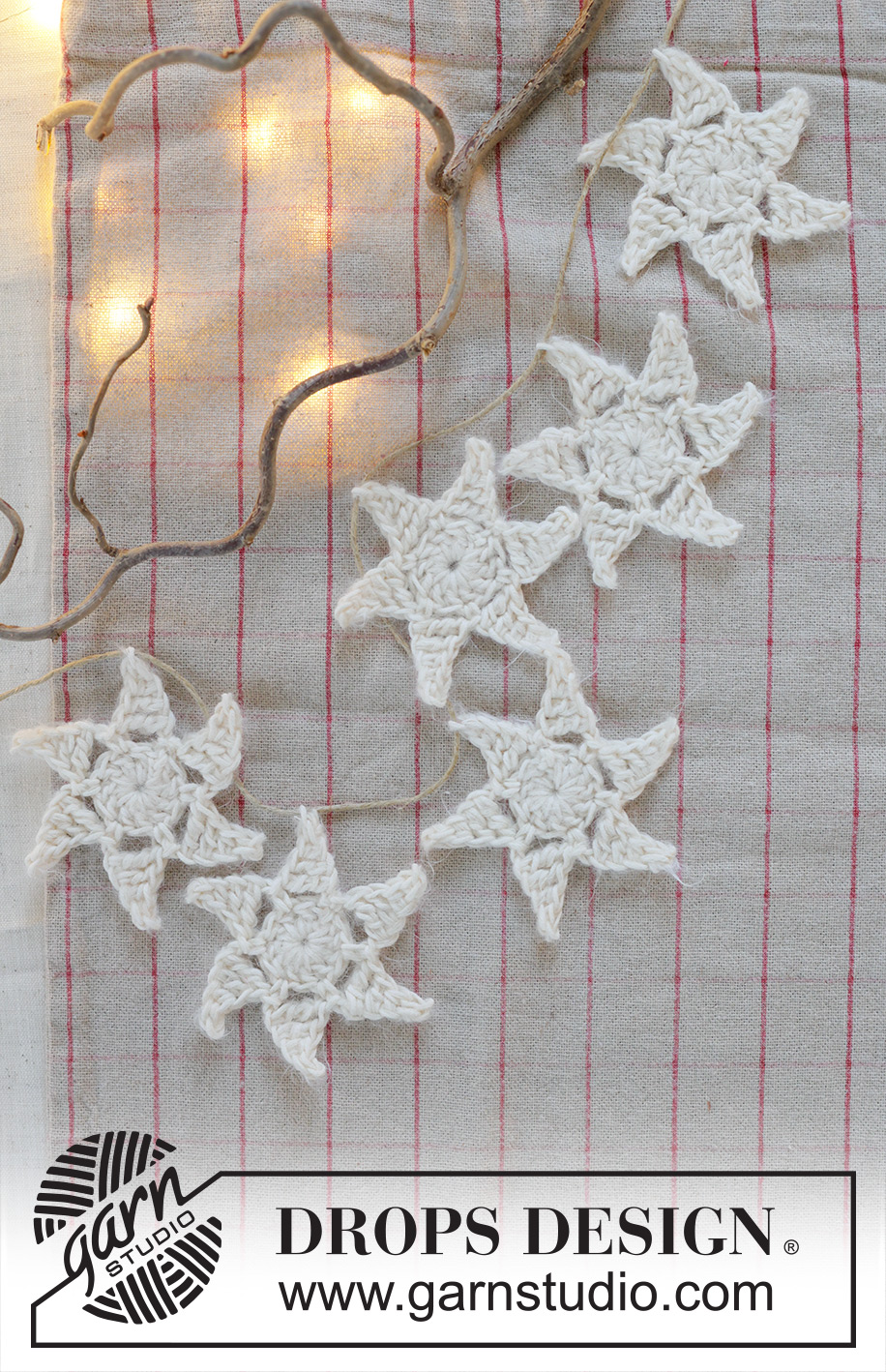 Milky Way Garland / DROPS Extra 0-1642 - Stella / decorazione di Natale in DROPS Muskat e DROPS Brushed Alpaca Silk. Lavorata in tondo dal centro verso l’esterno. Tema: Natale.