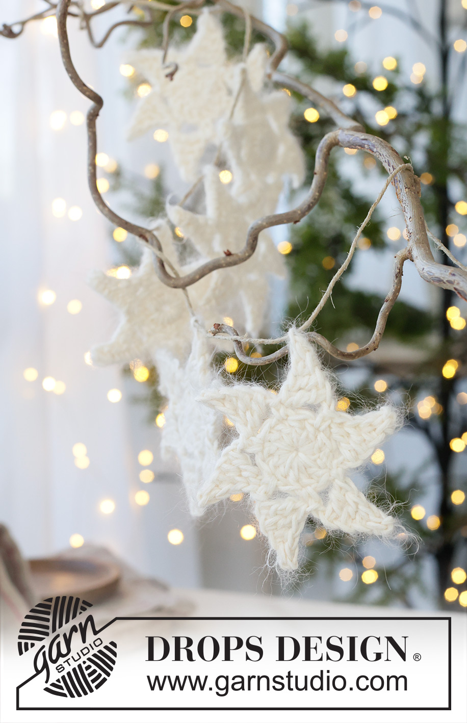 Milky Way Garland / DROPS Extra 0-1642 - Stella / decorazione di Natale in DROPS Muskat e DROPS Brushed Alpaca Silk. Lavorata in tondo dal centro verso l’esterno. Tema: Natale.