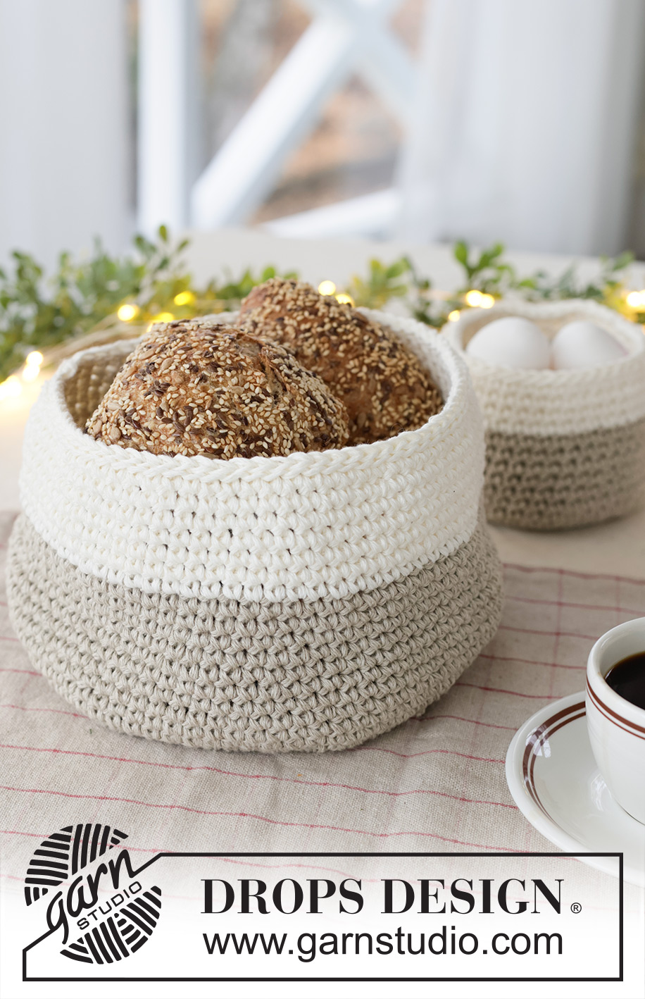 Frosted Linen Basket / DROPS Extra 0-1643 - Heklede kurver i 2 tråder DROPS Bomull-Lin. Tema: Jul.