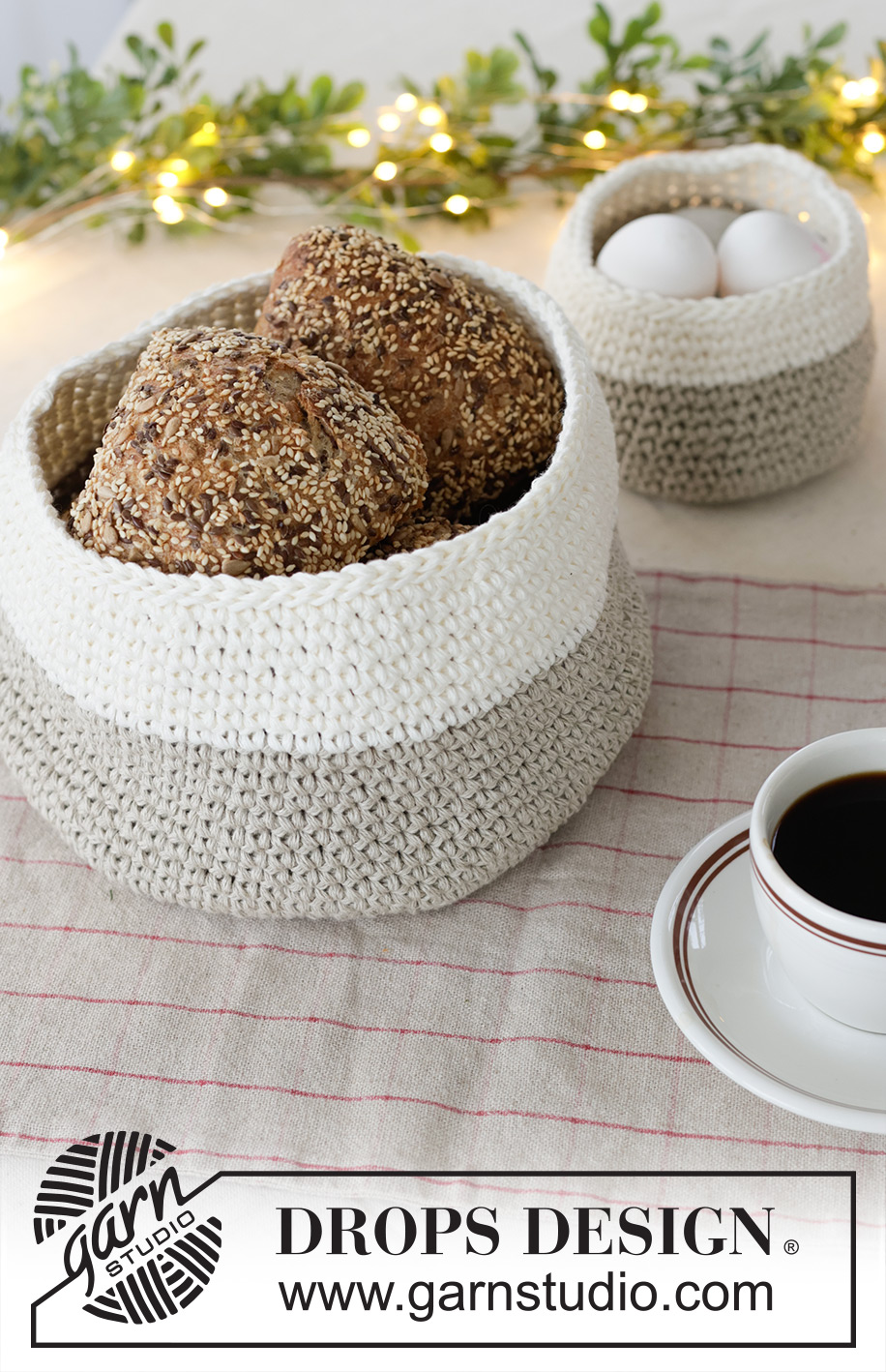 Frosted Linen Basket / DROPS Extra 0-1643 - Heklede kurver i 2 tråder DROPS Bomull-Lin. Tema: Jul.