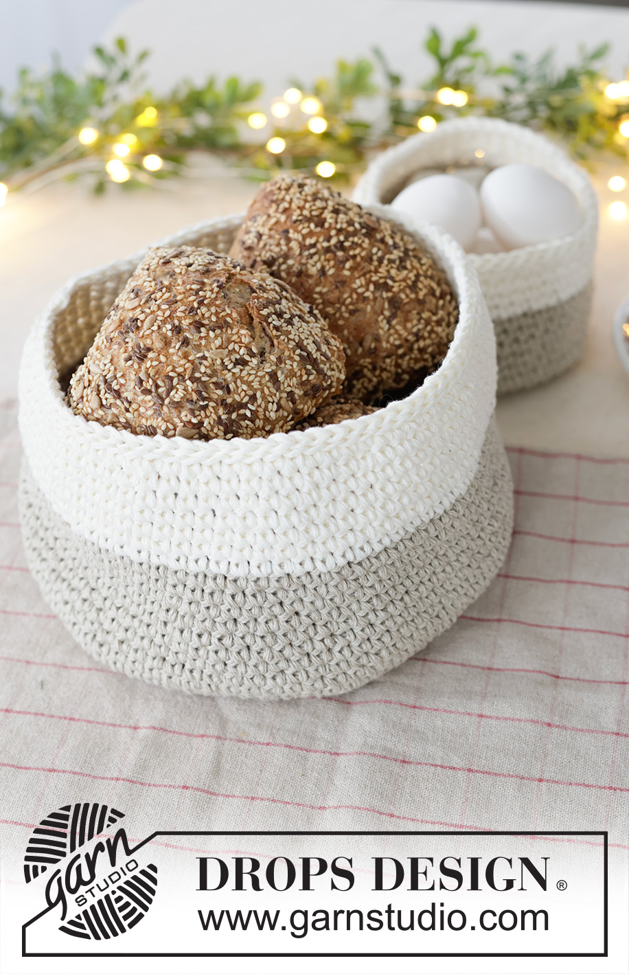 Frosted Linen Basket / DROPS Extra 0-1643 - Heklede kurver i 2 tråder DROPS Bomull-Lin. Tema: Jul.