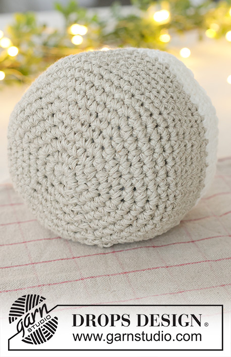 Frosted Linen Basket / DROPS Extra 0-1643 - Heklede kurver i 2 tråder DROPS Bomull-Lin. Tema: Jul.