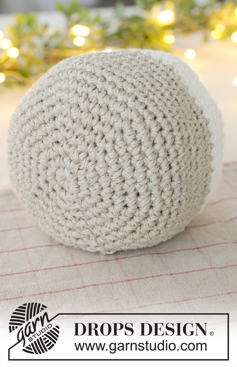 Frosted Linen Basket / DROPS Extra 0-1643 - Heklede kurver i 2 tråder DROPS Bomull-Lin. Tema: Jul.