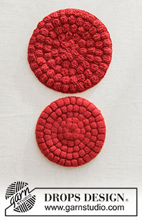 Merry Kitchen Hotpad / DROPS Extra 0-1645 - Posavasos a ganchillo y fieltrado en DROPS Lima. La labor se trabaja en redondo, desde el centro hacia fuera, con motas. Tema: Navidad.