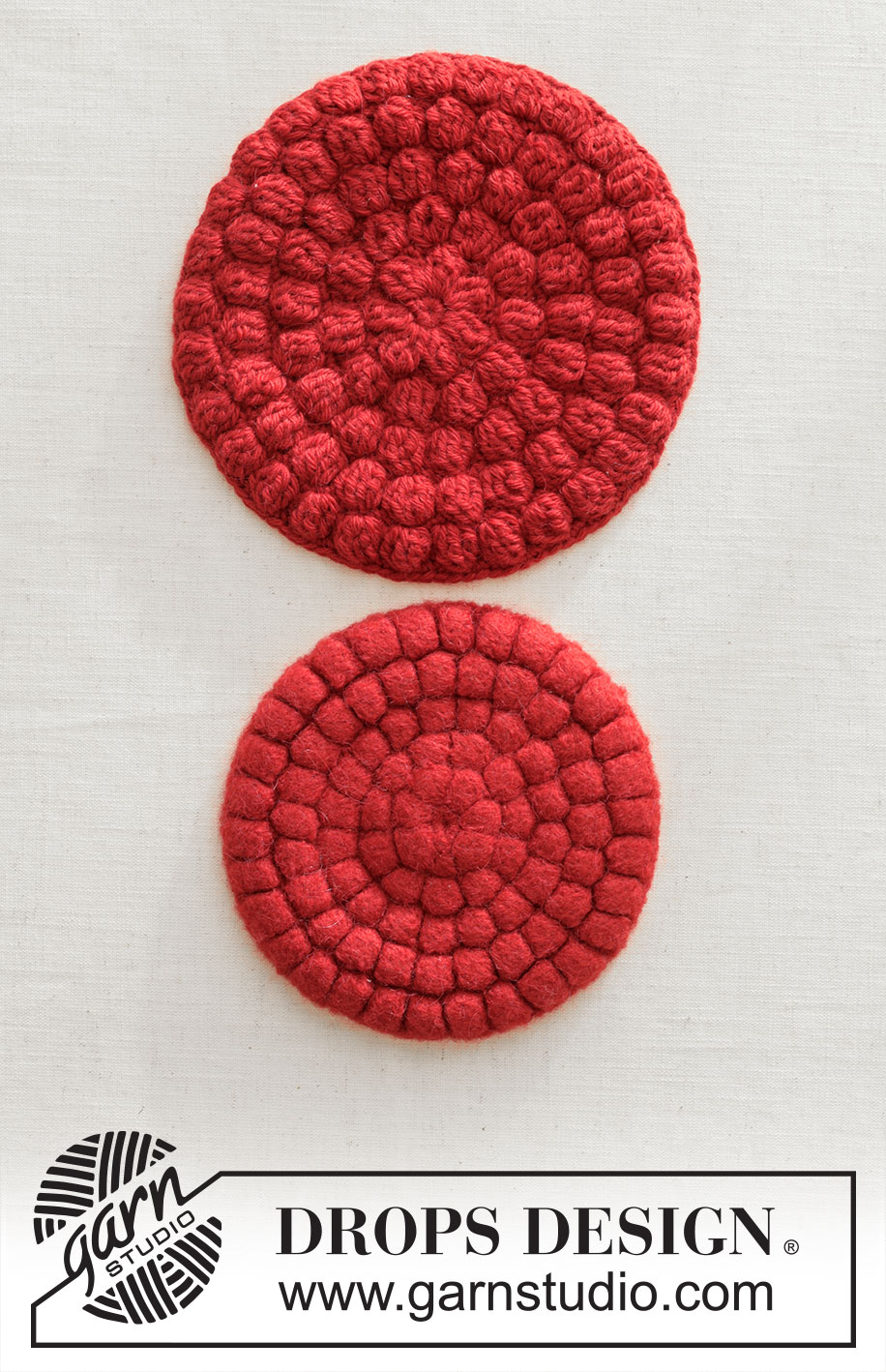 Merry Kitchen Hotpad / DROPS Extra 0-1645 - Posavasos a ganchillo y fieltrado en DROPS Lima. La labor se trabaja en redondo, desde el centro hacia fuera, con motas. Tema: Navidad.