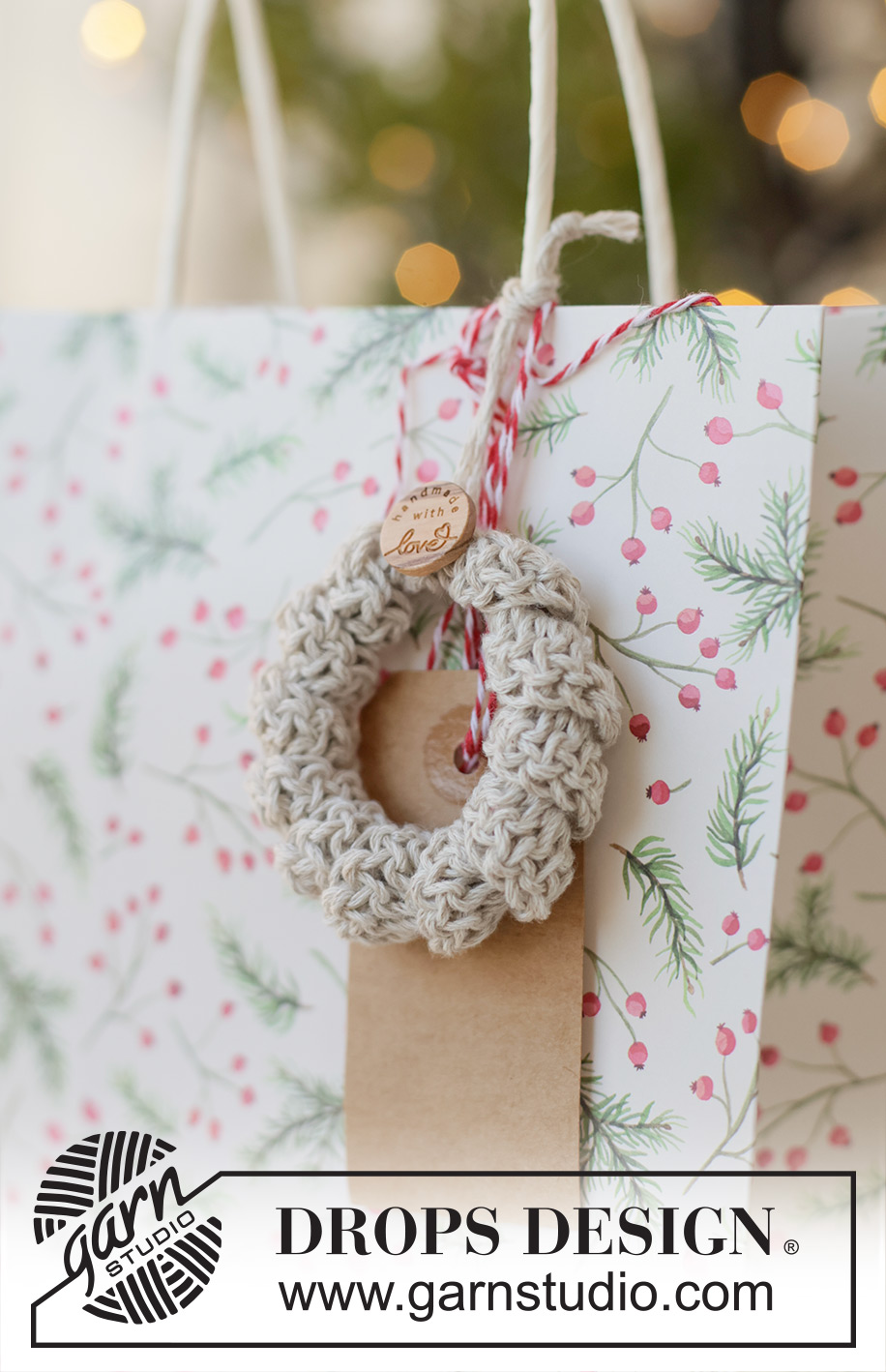 Cozy Holiday Wreath / DROPS Extra 0-1646 - Crocheted wreath/Christmas decoration in DROPS Bomull-Lin. Theme: Christmas.