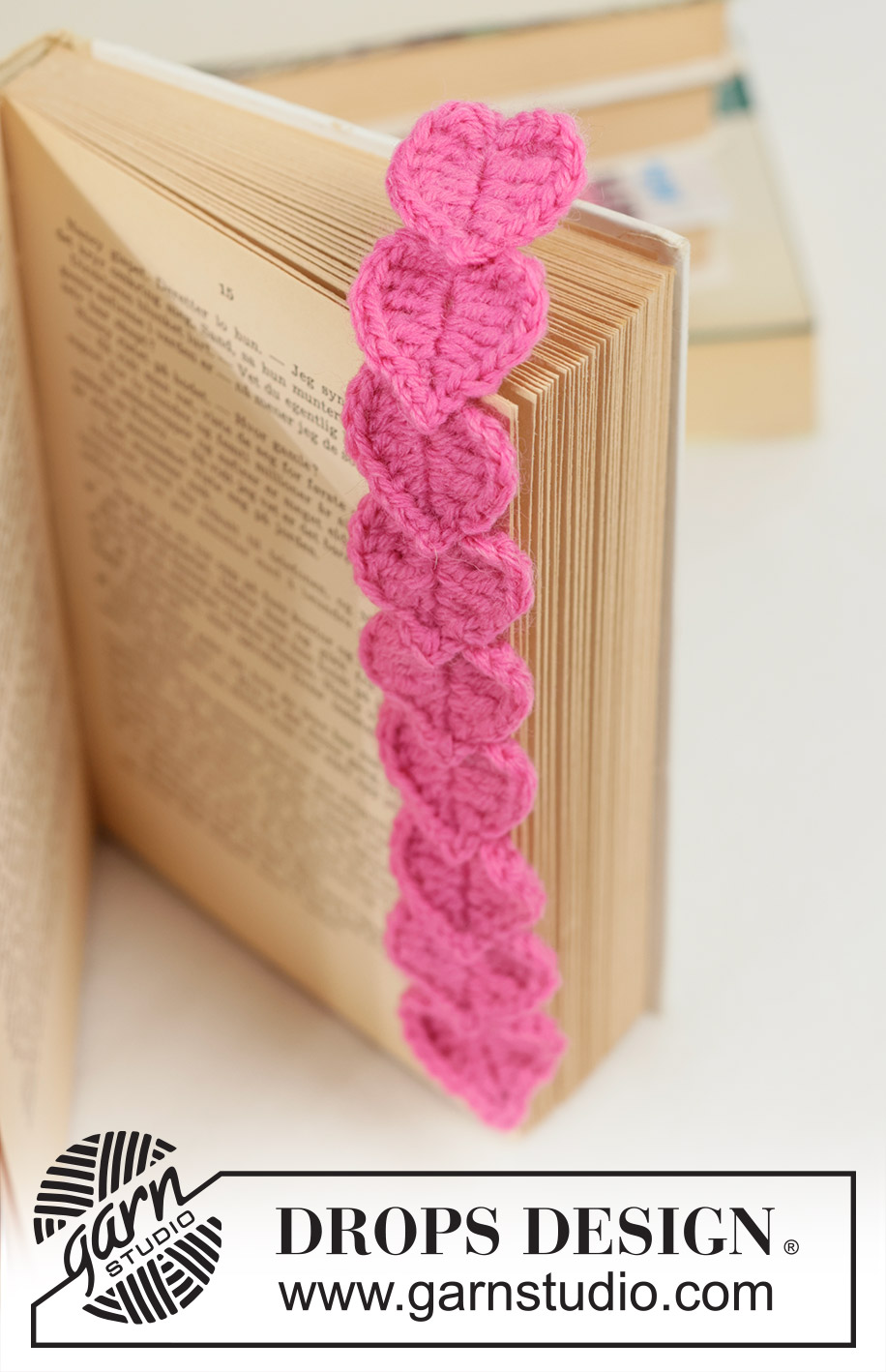 Cupid's Bookmark / DROPS Extra 0-1650 - Gehaakte boekenlegger in DROPS Fiesta. Het werk wordt gehaakt met harten. Thema: Valentijn.