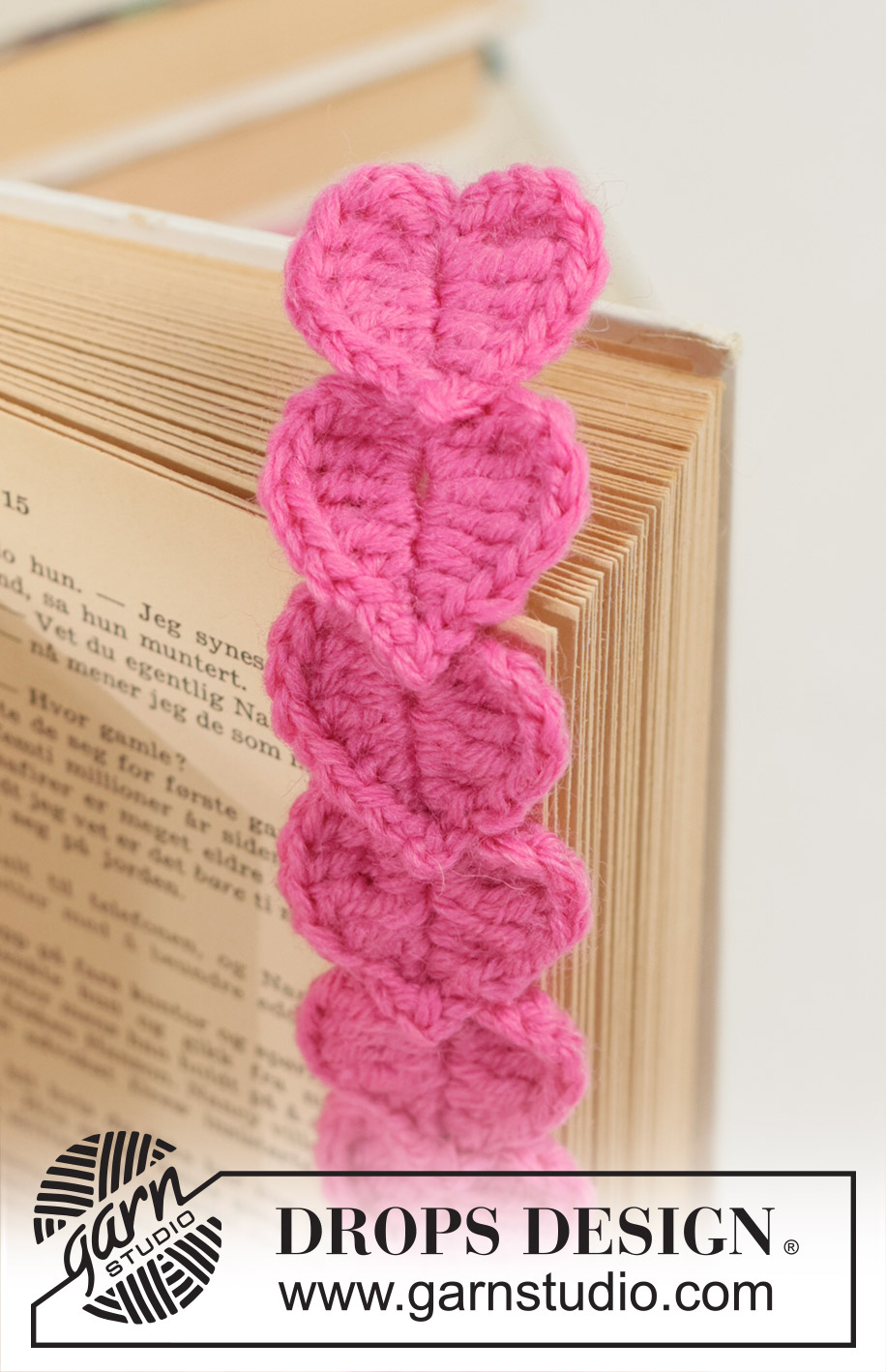 Cupid's Bookmark / DROPS Extra 0-1650 - Gehaakte boekenlegger in DROPS Fiesta. Het werk wordt gehaakt met harten. Thema: Valentijn.