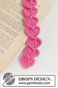 Cupid's Bookmark / DROPS Extra 0-1650 - Gehaakte boekenlegger in DROPS Fiesta. Het werk wordt gehaakt met harten. Thema: Valentijn.