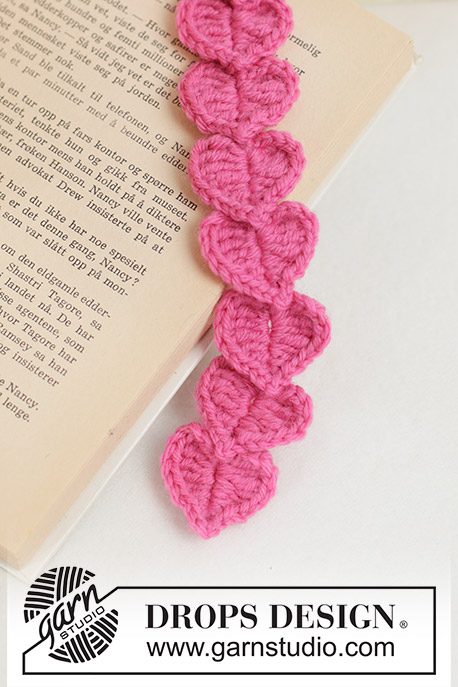 Cupid's Bookmark / DROPS Extra 0-1650 - Gehaakte boekenlegger in DROPS Fiesta. Het werk wordt gehaakt met harten. Thema: Valentijn.