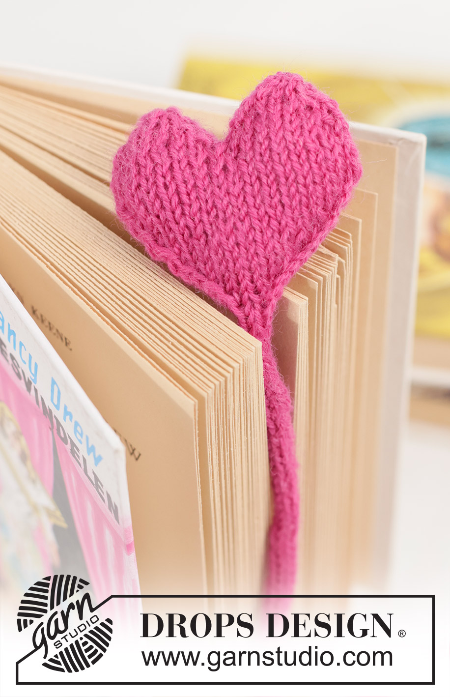 Storybook Heart / DROPS Extra 0-1651 - Knitted heart bookmark in DROPS Fabel. The piece is worked with I-cord.
Theme: Valentine.