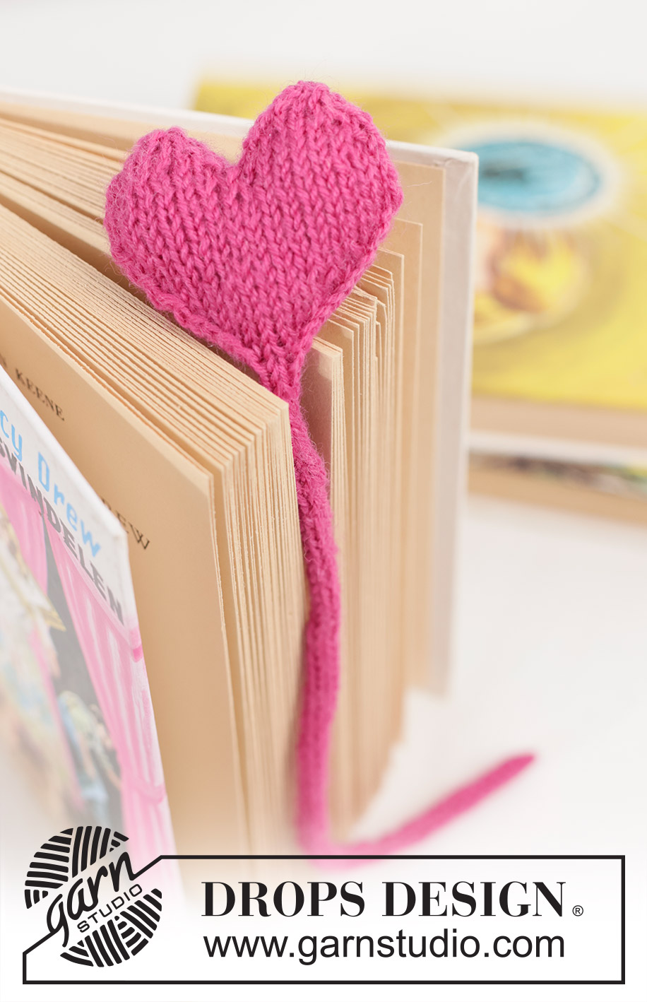 Storybook Heart / DROPS Extra 0-1651 - Knitted heart bookmark in DROPS Fabel. The piece is worked with I-cord.
Theme: Valentine.