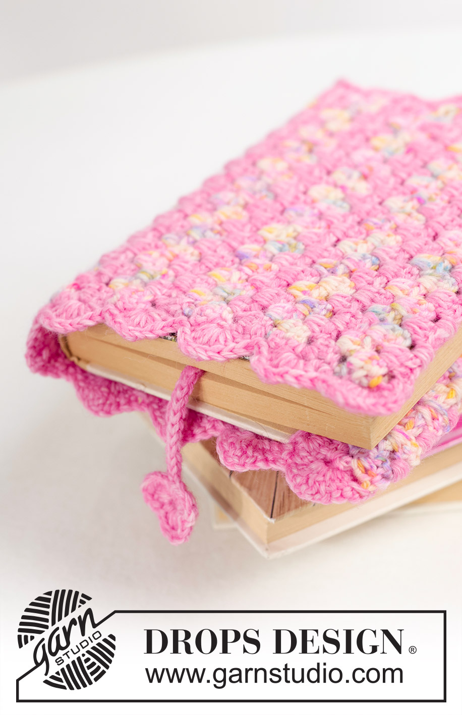 Heartfelt Sleeve / DROPS Extra 0-1655 - Crocheted book cover and bookmark in DROPS Fiesta. The piece is worked with treble-crochet groups, stripes and fan-patterned edges. Theme: Valentine.
