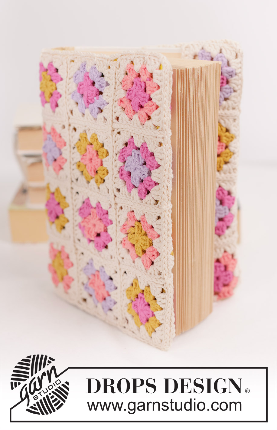 Binding Romance / DROPS Extra 0-1656 - Crocheted book cover in DROPS Safran. The piece is worked in Granny squares. Theme: Valentine.
