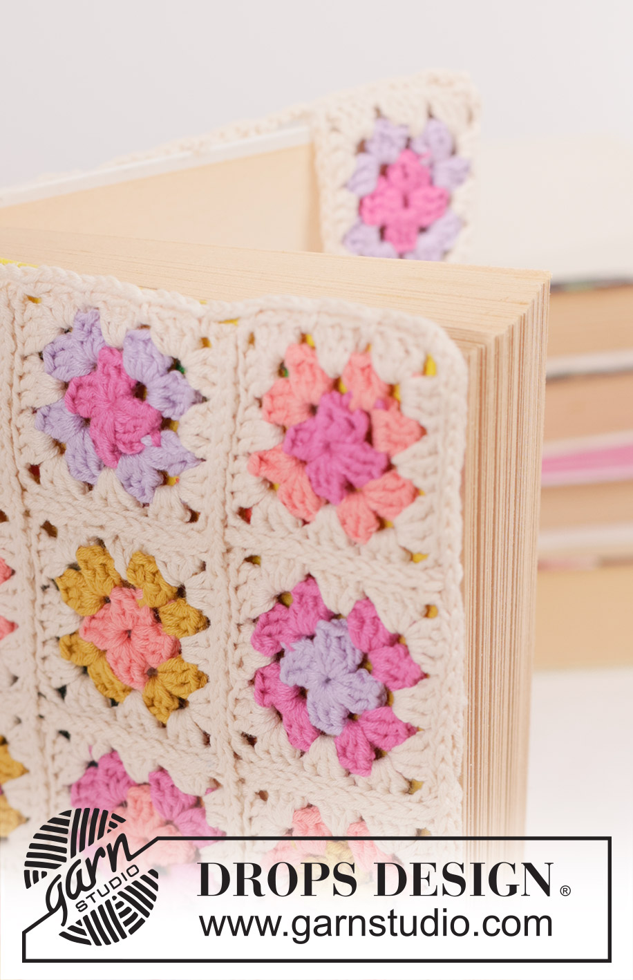 Binding Romance / DROPS Extra 0-1656 - Crocheted book cover in DROPS Safran. The piece is worked in Granny squares. Theme: Valentine.