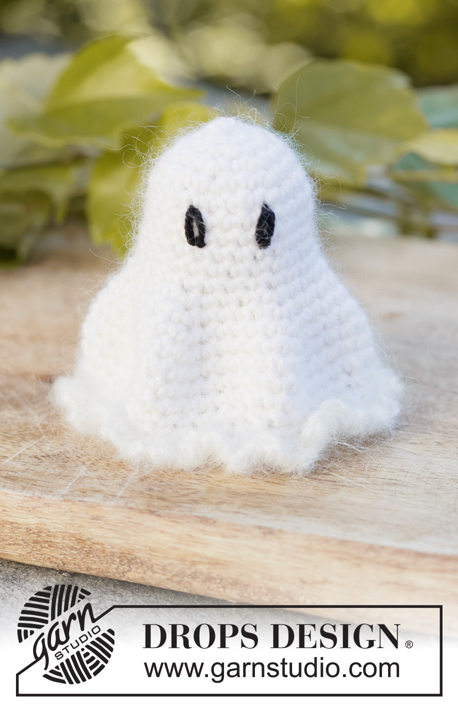 Haunt & Hook / DROPS Extra 0-1660 - Fantasma crochetado em DROPS Kid-Silk e em DROPS BabyMerino. Tema: Halloween.