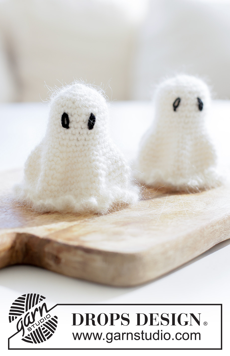 Haunt & Hook / DROPS Extra 0-1660 - Fantasma crochetado em DROPS Kid-Silk e em DROPS BabyMerino. Tema: Halloween.