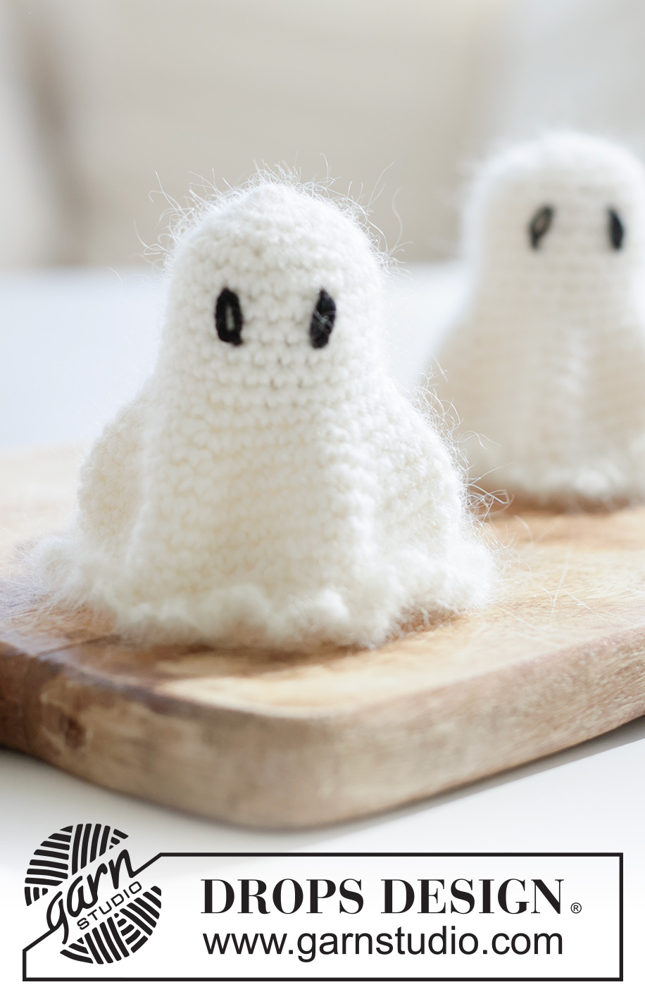 Haunt & Hook / DROPS Extra 0-1660 - Fantasma crochetado em DROPS Kid-Silk e em DROPS BabyMerino. Tema: Halloween.