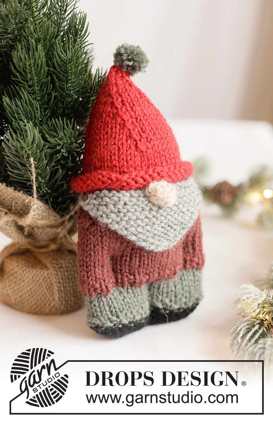 Merry Beard / DROPS Extra 0-1663 - Gestrickter Weihnachtswichtel / Weihnachtsmann / Spielzeug in DROPS Lima. Die Arbeit wird von unten nach oben gestrickt. Thema: Weihnachten.